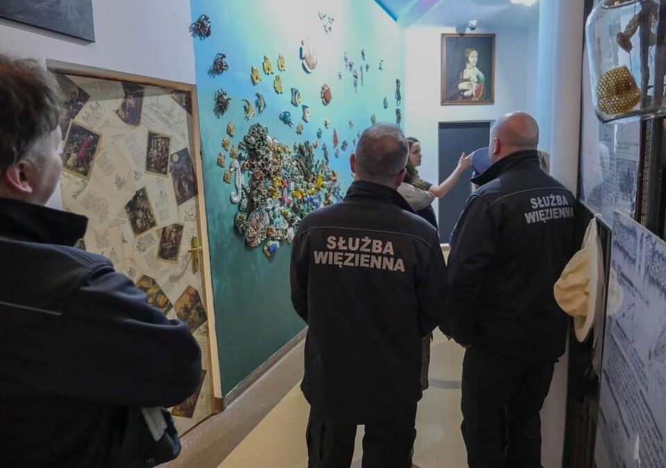 Wystawa prac ceramicznych więźniów  w Zakładzie Karnym w Opolu Lubelskim